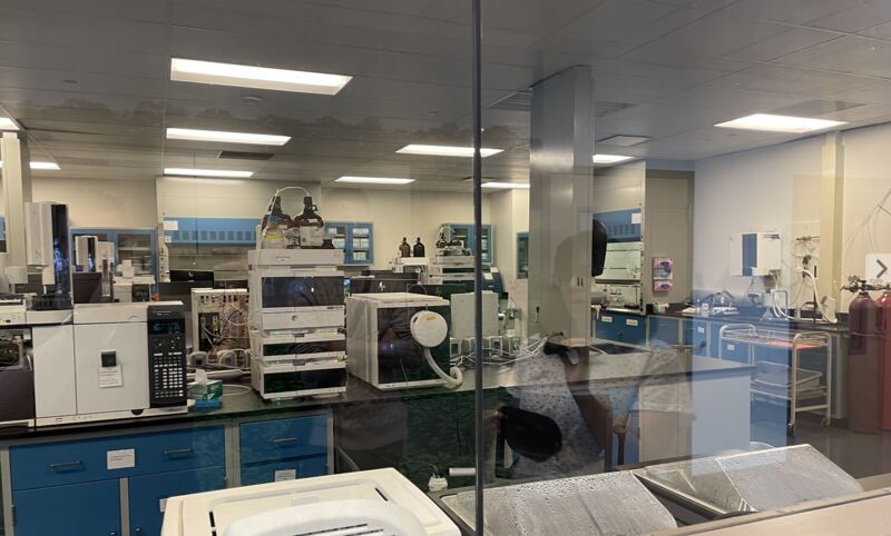 Qualitätskontroll-Laboratorium mit hochmoderner Technologie